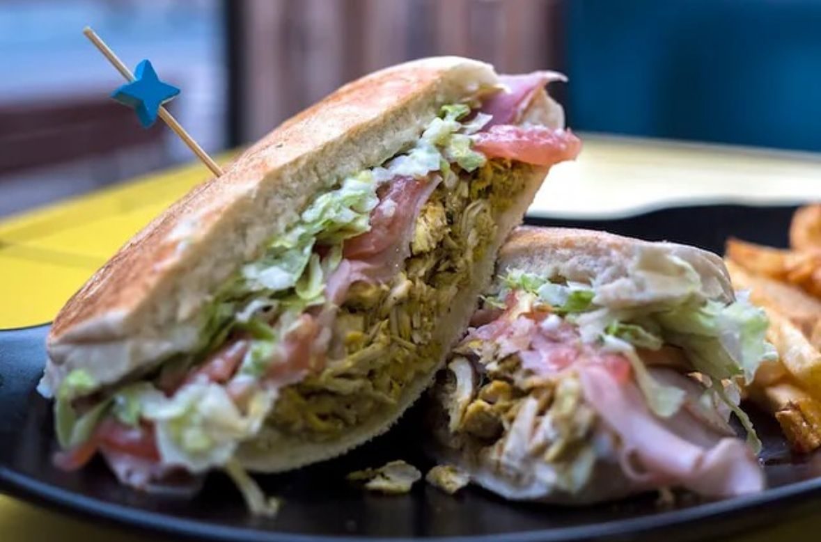Campero de MYA cortado por la mitad, con lechuga, tomate y jamón