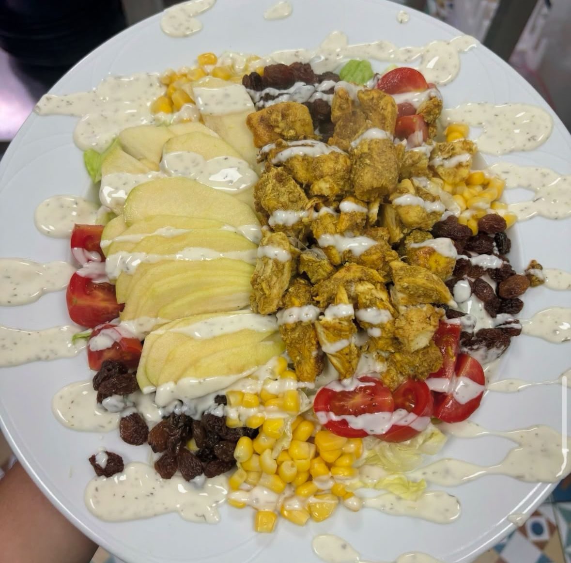 Ensalada de la casa con pollo, maíz y salsa